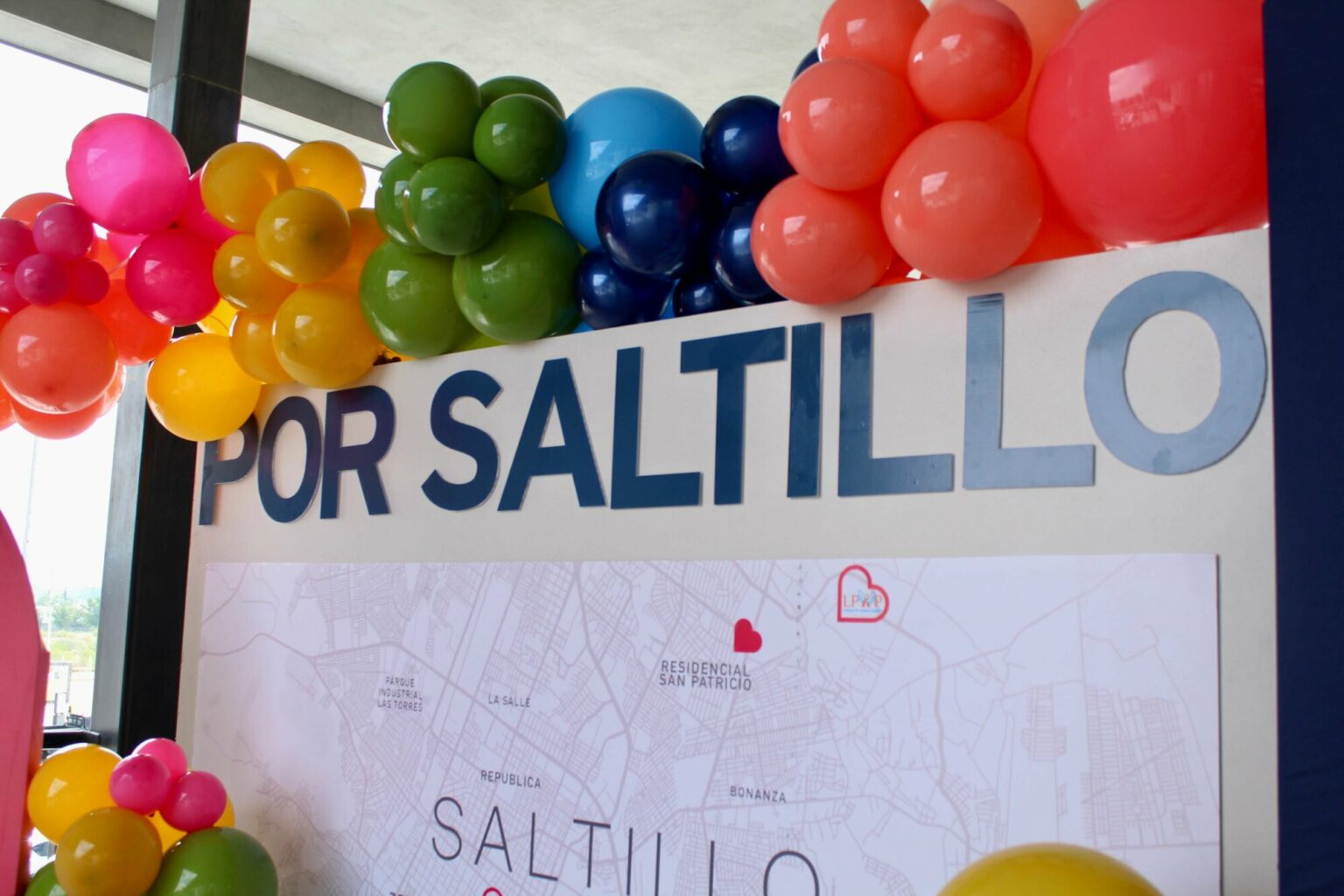 Por Saltillo initiative wall decorated with balloons