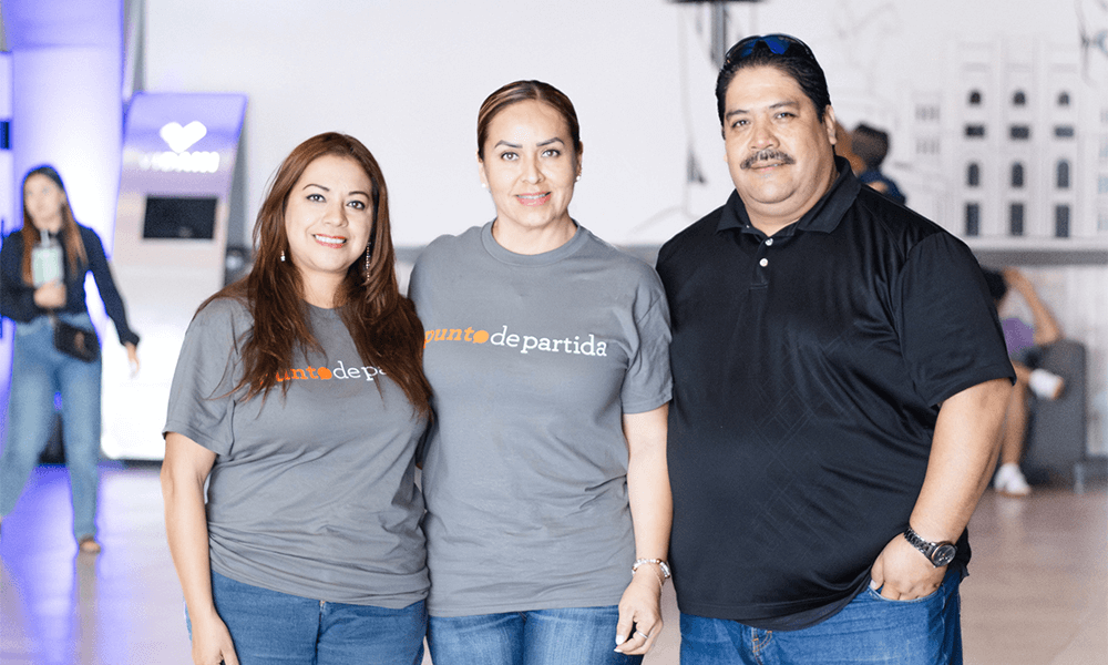 Tres voluntarios con playeras de Punto de Partida