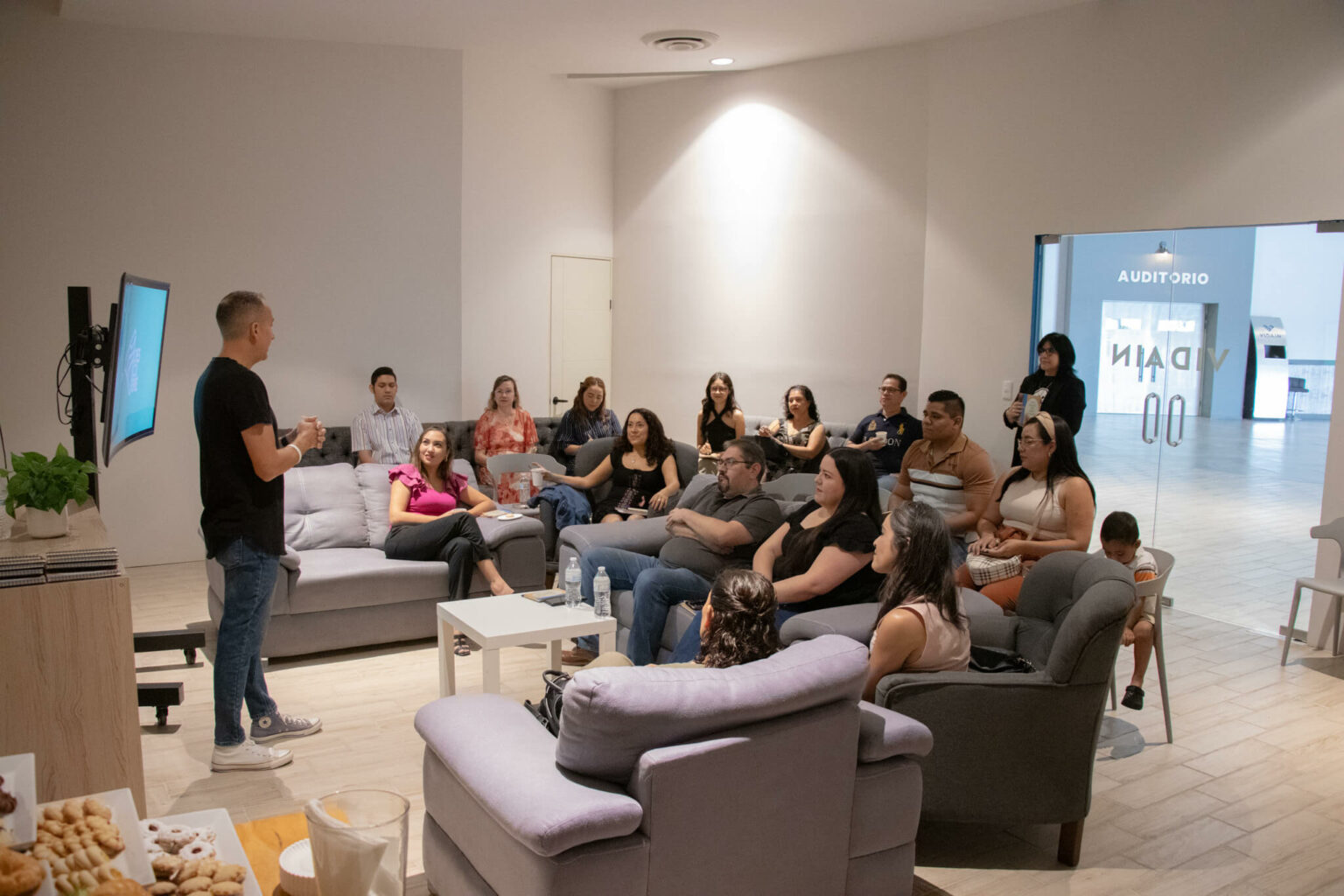 Grupo pequeño reunido en una sala, conversando de cerca