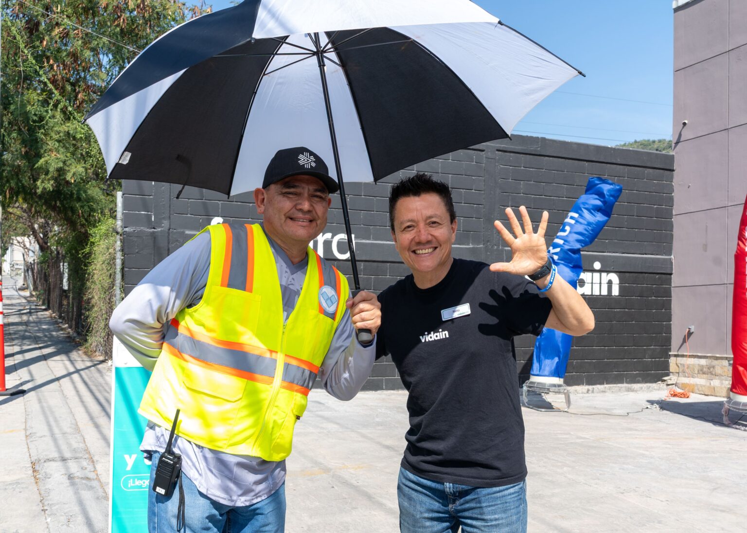 vidain volunteers serving on the street