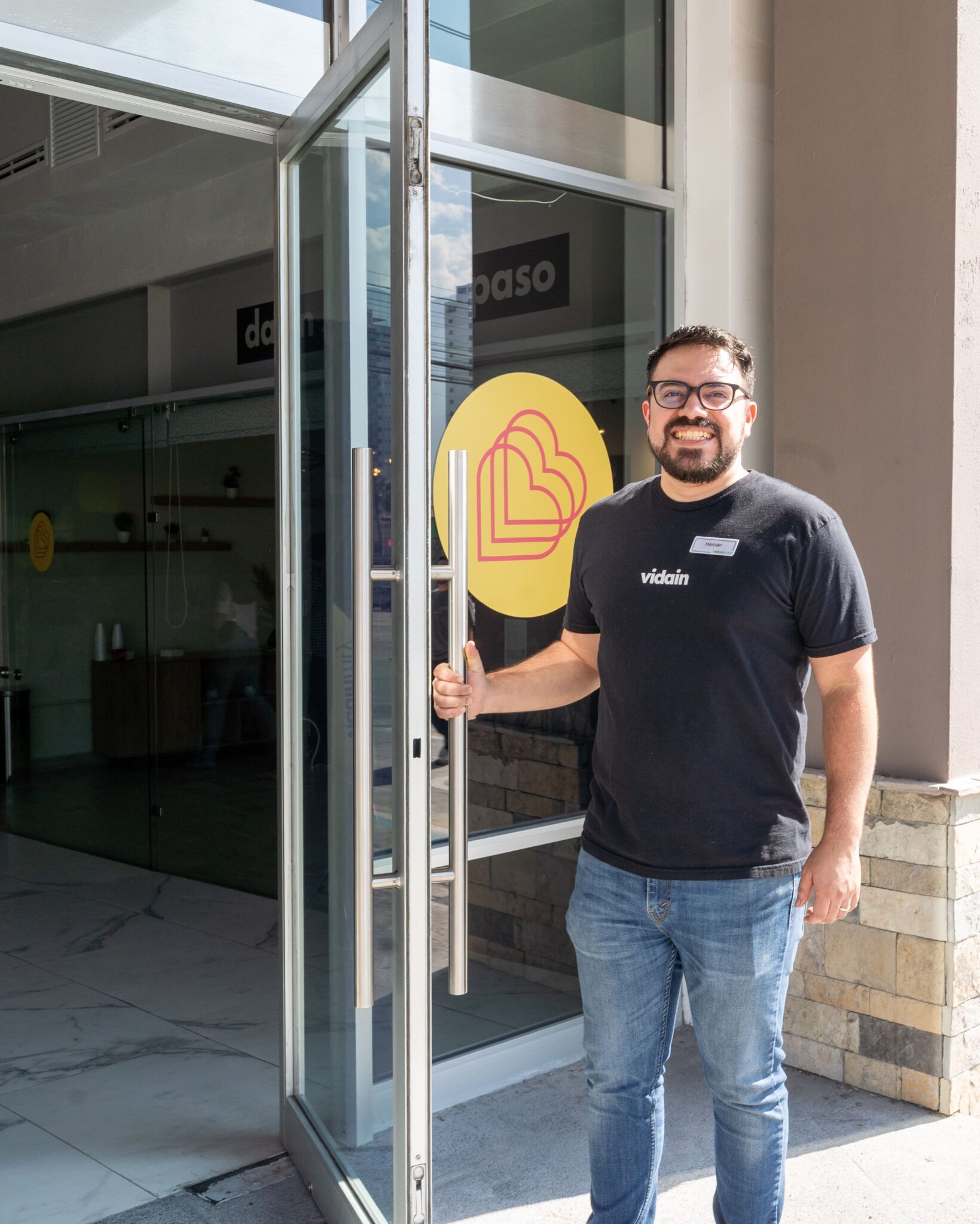 A volunteer welcoming people at the campus entrance