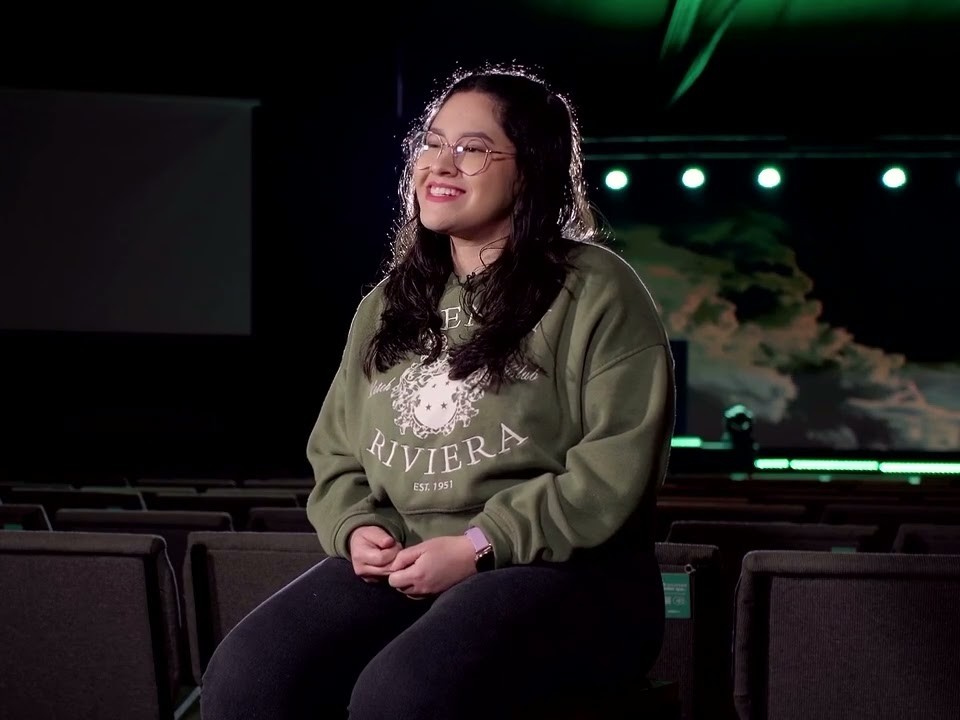 Priscila sentada en el auditorio durante la grabación de su historia